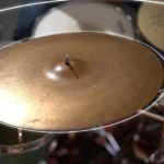 A cymbal with sound waves emanating from it